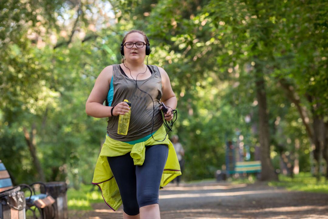 Une fille en surpoids a commencé à faire du jogging pour perdre du poids