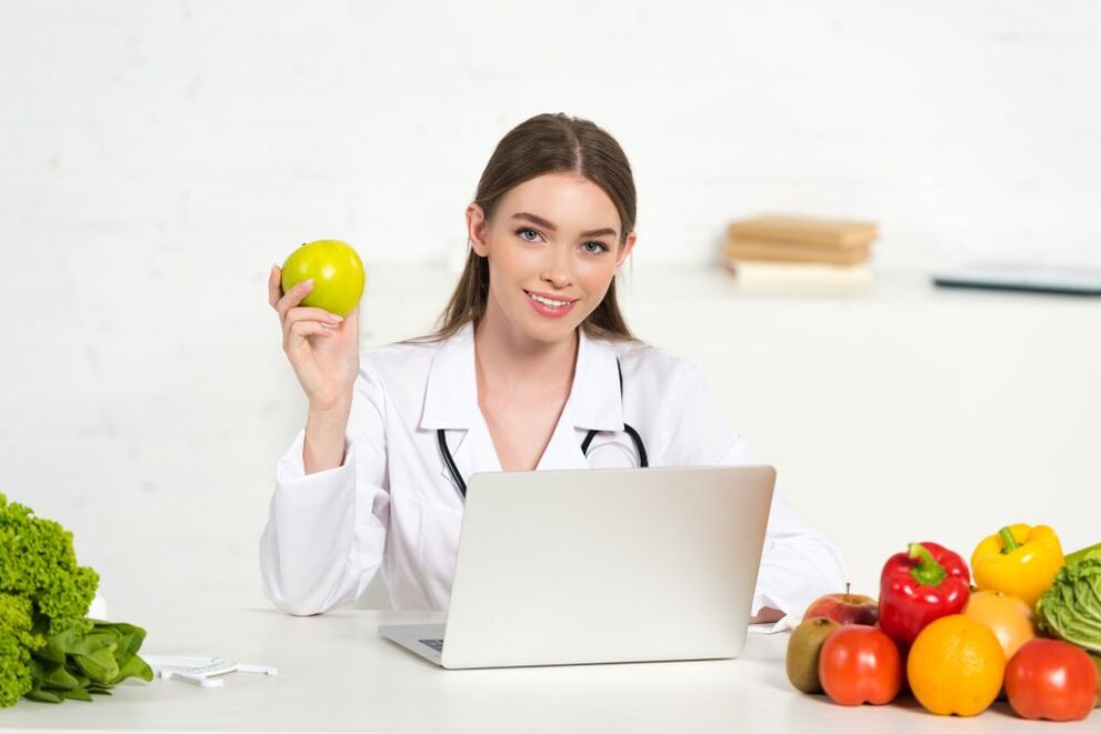 un médecin recommande des fruits pour un régime hypoallergénique