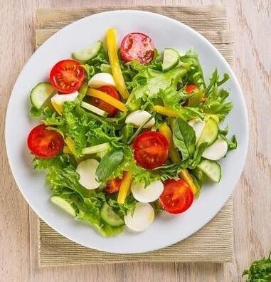 L'une des options pour un régime de sarrasin pendant un mois implique l'utilisation de salade de légumes