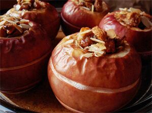 Les pommes cuites avec des fruits secs sont un dessert au menu diététique après l'ablation de la vésicule biliaire