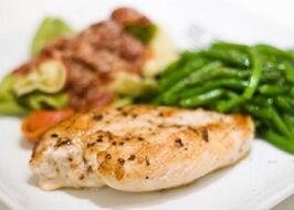 La poitrine de poulet au four est au menu pour ceux qui veulent réduire leur taux de cholestérol et perdre du poids
