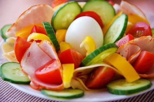 Salade de légumes au menu diététique aux œufs et à l'orange pour perdre du poids