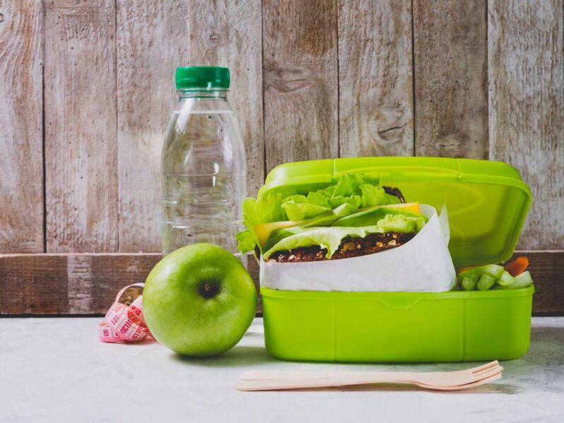 Pomme, eau et salade