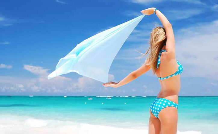 Fille sur la plage