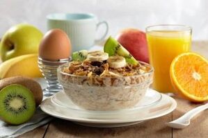 Porridge aux fruits comme petit-déjeuner sain pour perdre du poids