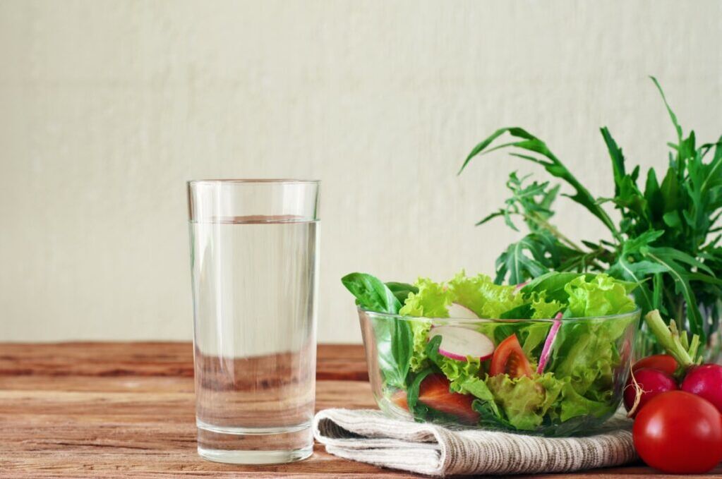 L'eau avant les repas est l'essence du régime paresseux